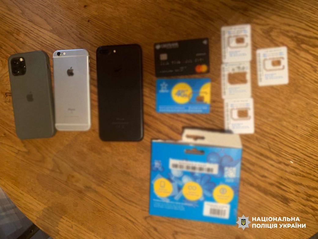 У Києві викрили схему «вішингу»: шахраї виманили в пенсіонера доступ до онлайн-банкінгу та вкрали гроші 