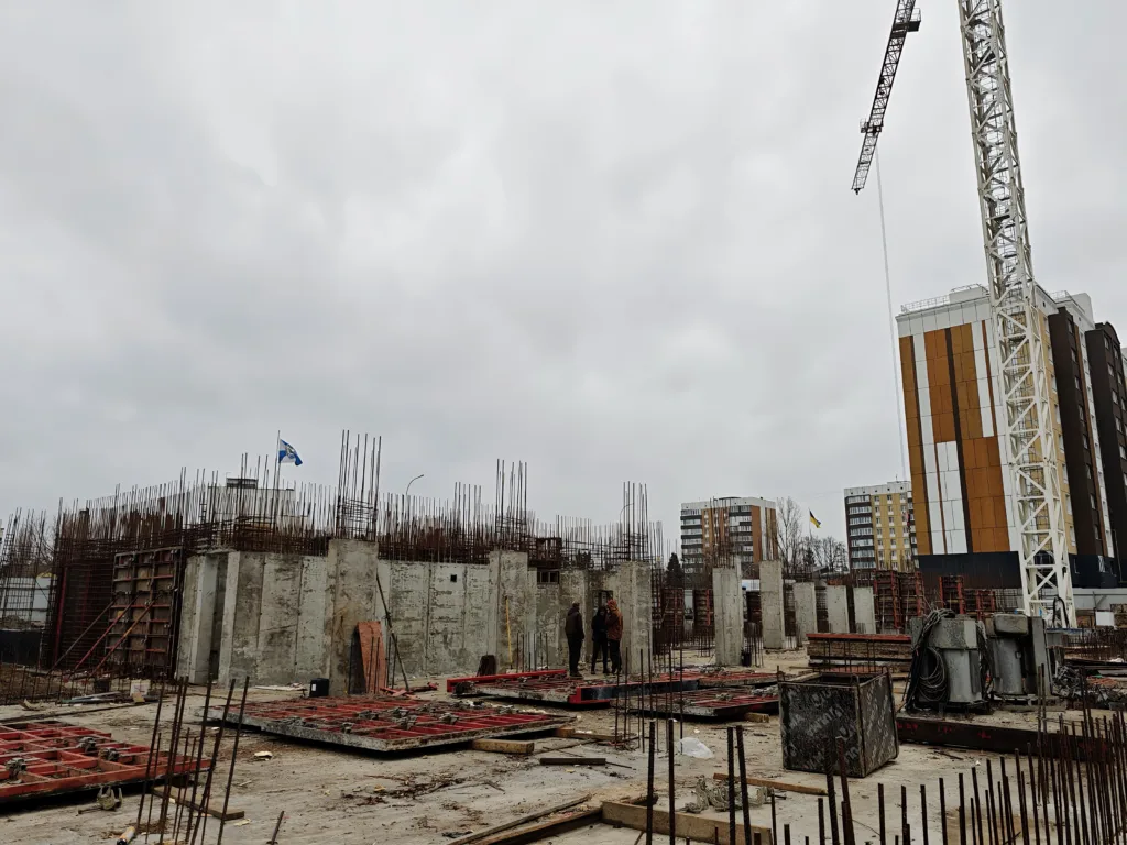 У Бородянці відбудовують з нуля зруйнований росією житловий будинок