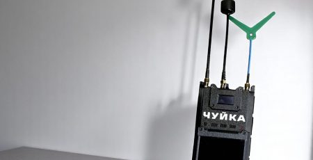 Письменник Артем Чех збирає на детектор дронів