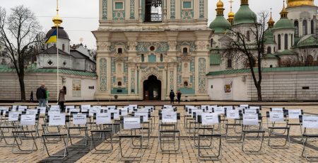 Акція "Порожні стільці" - у Києві нагадали про полонених і зниклих безвісти митців та журналістів