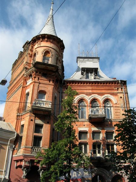 Де в Києві знайти “dark academia”: гід старими бібліотеками, таємничими двориками та місцями, що надихають