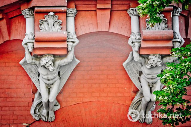 Де в Києві знайти “dark academia”: гід старими бібліотеками, таємничими двориками та місцями, що надихають