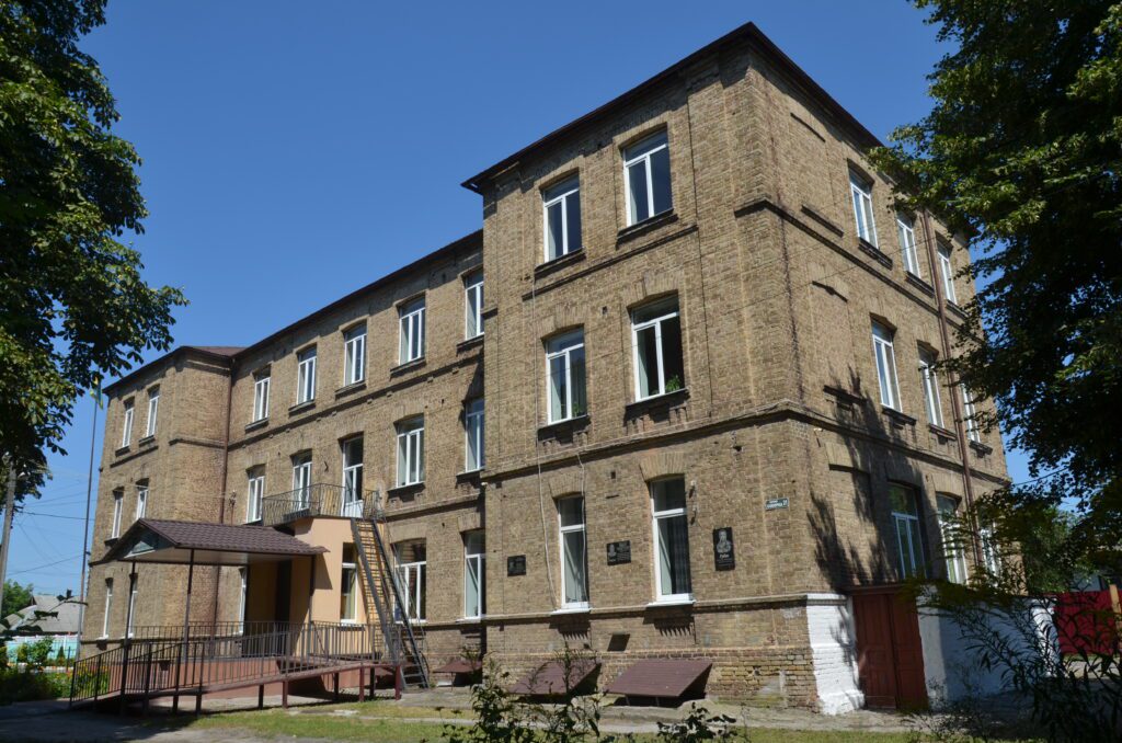 Нагляд за реконструкцією ліцею в Димері оцінили в 2,6 млн гривень