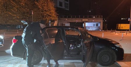 На Печерську затримали таксиста, який збував наркотики просто під час роботи (фото)