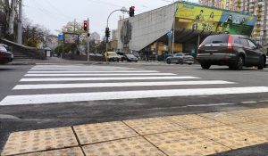 У Києві облаштували наземний пішохідний перехід на перетині Січових Стрільців та Глибочицької