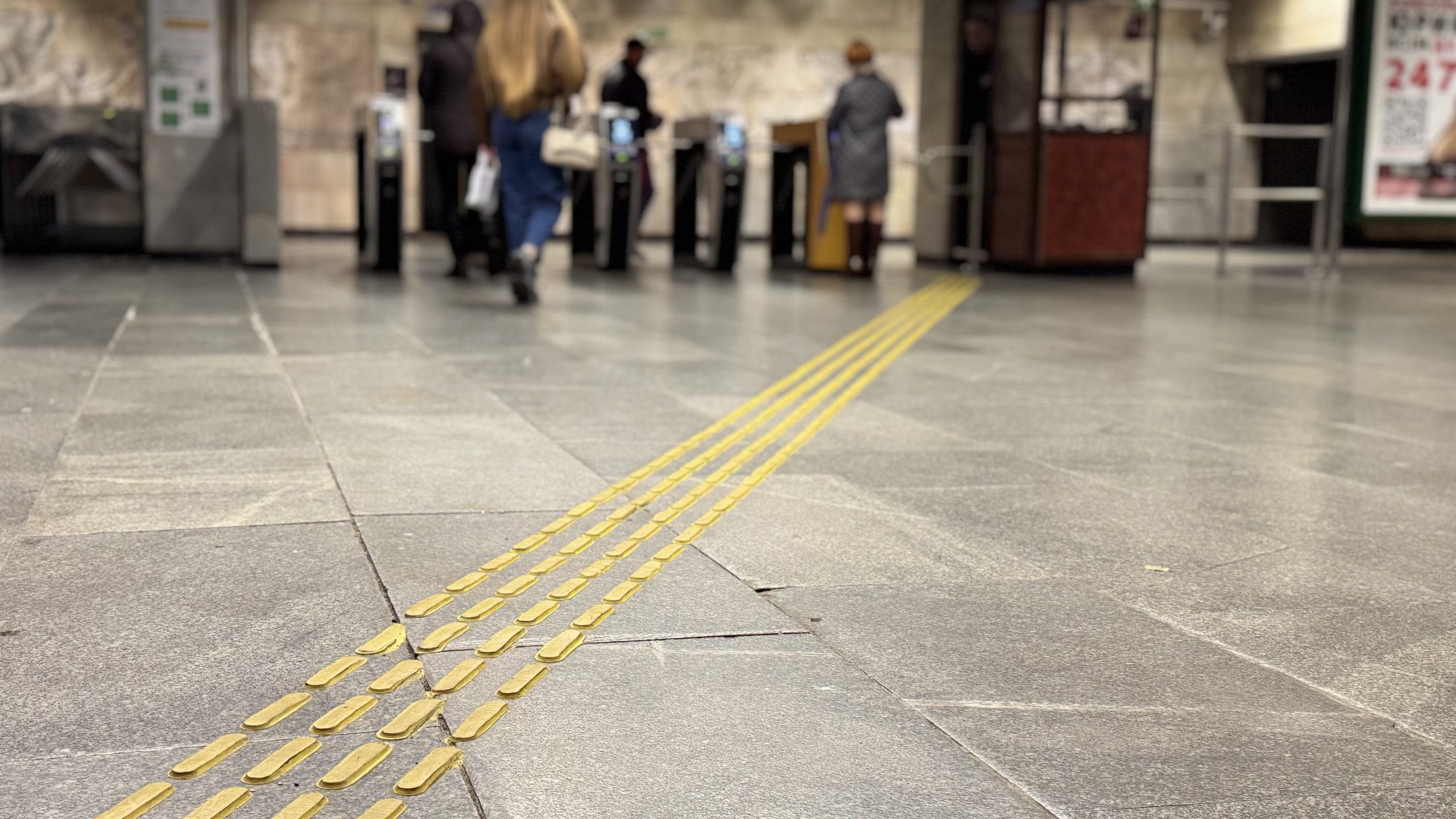 У столичному метро облаштовують тактильні індикатори У столичному метро облаштовують тактильні індикатори