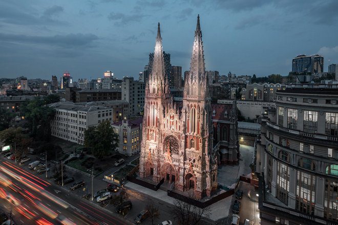 Де в Києві знайти “dark academia”: гід старими бібліотеками, таємничими двориками та місцями, що надихають