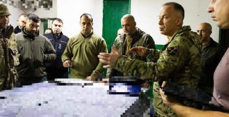 Сирський: Оточення чи блокування міст на Покровському напрямку немає