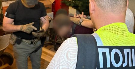 У Києві затримали чоловіка, який за 20 тисяч доларів «допомагав» ухилянтам втекти за кордон