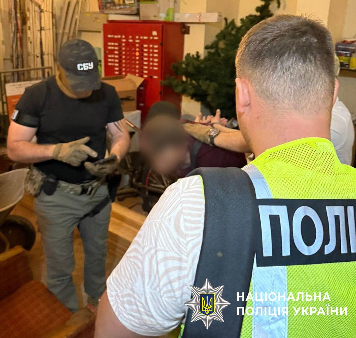 У Києві затримали чоловіка, який за 20 тисяч доларів «допомагав» ухилянтам втекти за кордон