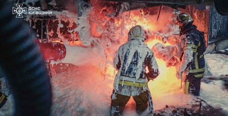 На Київщині внаслідок нічної атаки рф виникли пожежі на обʼєктах інфраструктури, є травмовані