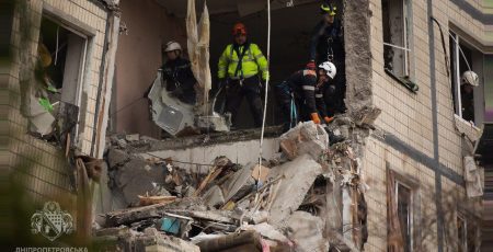 Число жертв атаки рф на Дніпро зросло до трьох