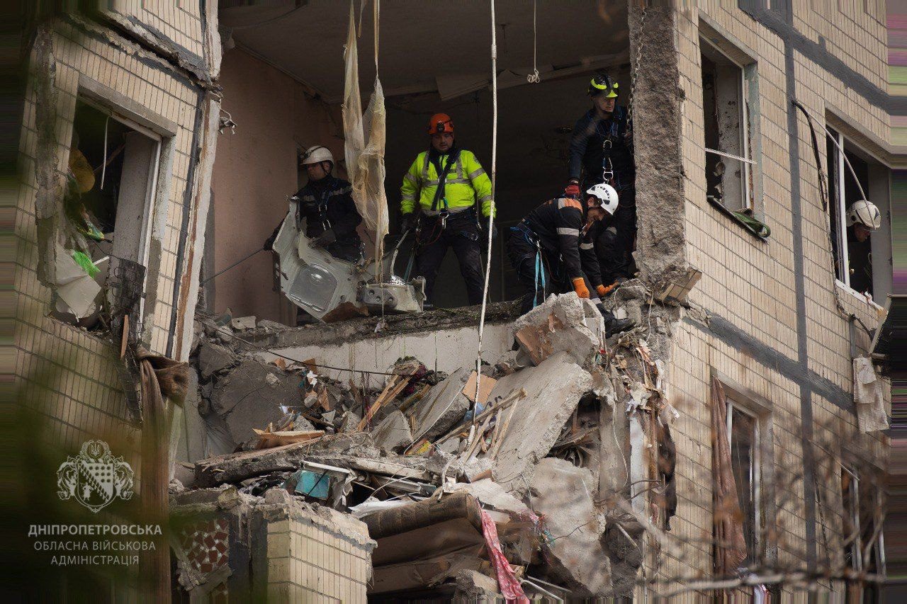 Число жертв атаки рф на Дніпро зросло до трьох