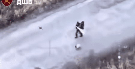 На Харківщині росіяни вбили дроном пенсіонера, який йшов під білим прапором разом із собакою