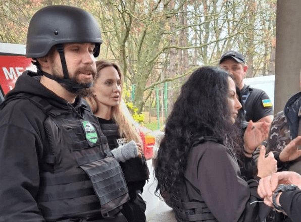 Під час поїздки Анжеліни Джолі у Херсон ТЦК затримало її водія, - ЗМІ