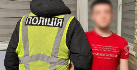 Столичні правоохоронці склали протокол на юнака, який співав російські пісні у формі поліцейського