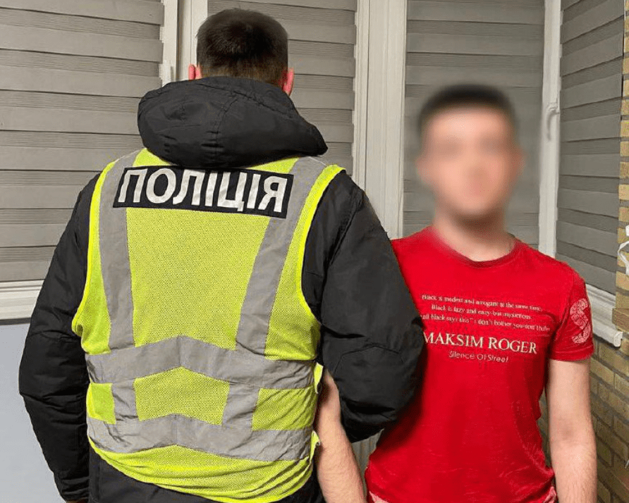 Столичні правоохоронці склали протокол на юнака, який співав російські пісні у формі поліцейського