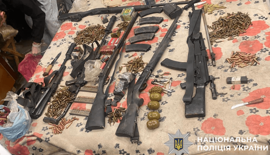 Фастівщини 58-річний чоловік зберігав зброю та боєприпаси (фото)