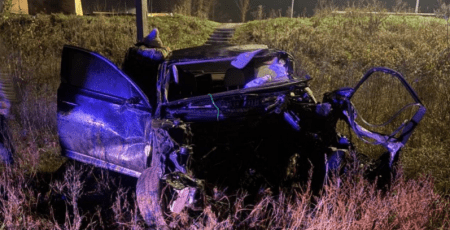 На 57 кілометрі автодороги Київ-Чоп 21-річний водій врізався у зупинку та загинув