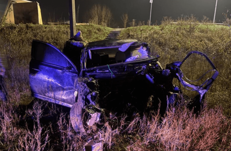 На 57 кілометрі автодороги Київ-Чоп 21-річний водій врізався у зупинку та загинув