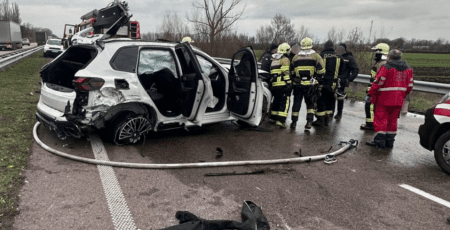 На трасі Київ-Харків авто BMW X5 влетіло у відбійник - загинули дві людини