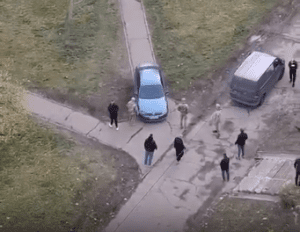 Інцидент біля Деснянського ТЦК: під час заходів мобілізації військовослужбовці побили автівку та здійснили кілька пострілів (відео)