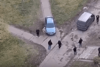 Інцидент біля Деснянського ТЦК: під час заходів мобілізації військовослужбовці побили автівку та здійснили кілька пострілів (відео)