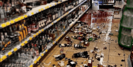 Киянин розтрощив алкогольний відділ супермаркету через невдалу спробу викрасти пляшку (фото, відео)