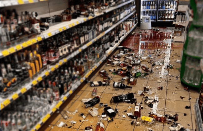 Киянин розтрощив алкогольний відділ супермаркету через невдалу спробу викрасти пляшку (фото, відео)