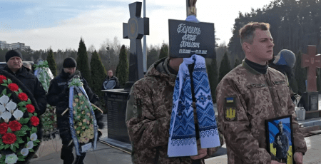 У Ірпені поховали трьох добровольців-захисників, яких стратили росіяни під час окупації Київщини (відео)