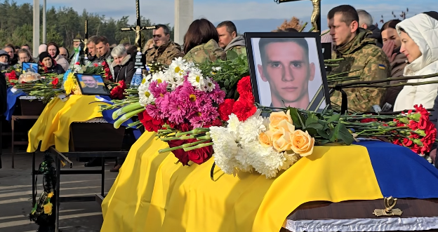 У Ірпені поховали трьох добровольців-захисників, яких стратили росіяни під час окупації Київщини (відео)