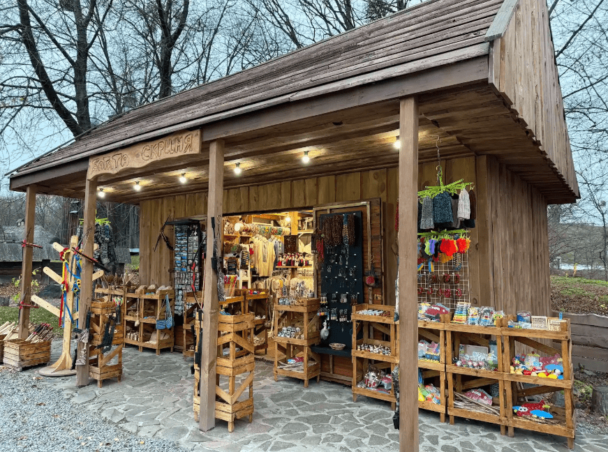 Де в Києві автентично провести час та смачно поїсти: прогулянка Пироговом за 300 гривень