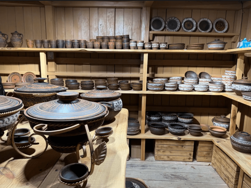 Де в Києві автентично провести час та смачно поїсти: прогулянка Пироговом за 300 гривень