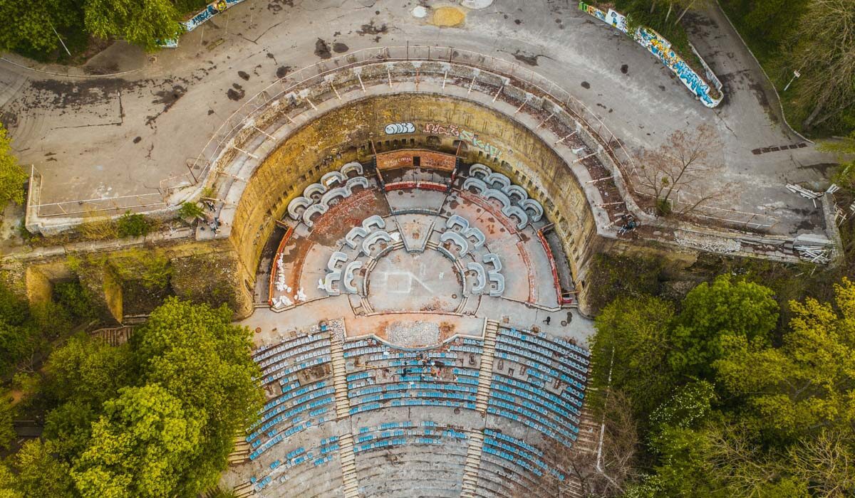 Де в Києві знайти “dark academia”: гід старими бібліотеками, таємничими двориками та місцями, що надихають