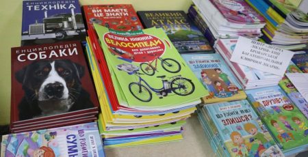 Три дитячі лікарні Київщини отримали 1600 книг для створення читальних куточків