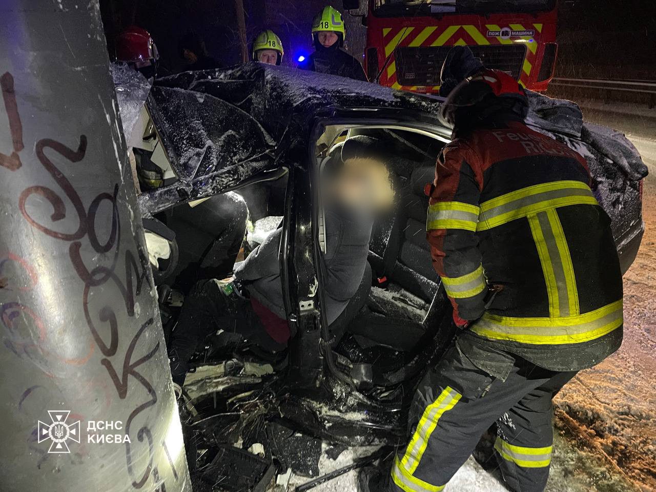 У Солом'янському районі автомобіль влетів в білборд: одна людина загибла, дві отримали травми (фото, відео)