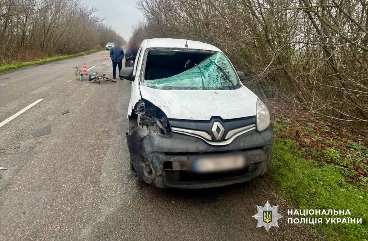 На Київщини водій автомобіля Renault збив на смерть велосипедиста (фото)