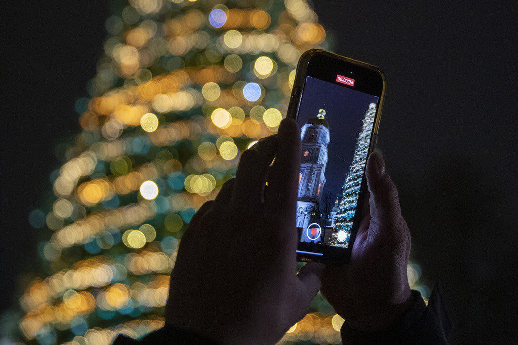 На головній ялинці країни напередодні Дня Святого Миколая засвітили вогні (фото)