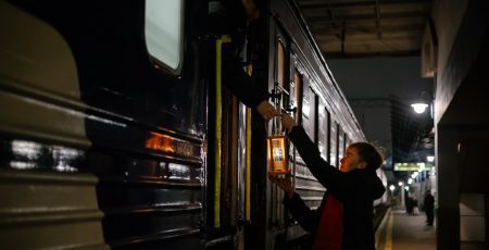 До Києва прибув вифлеємський вогонь миру (фото)