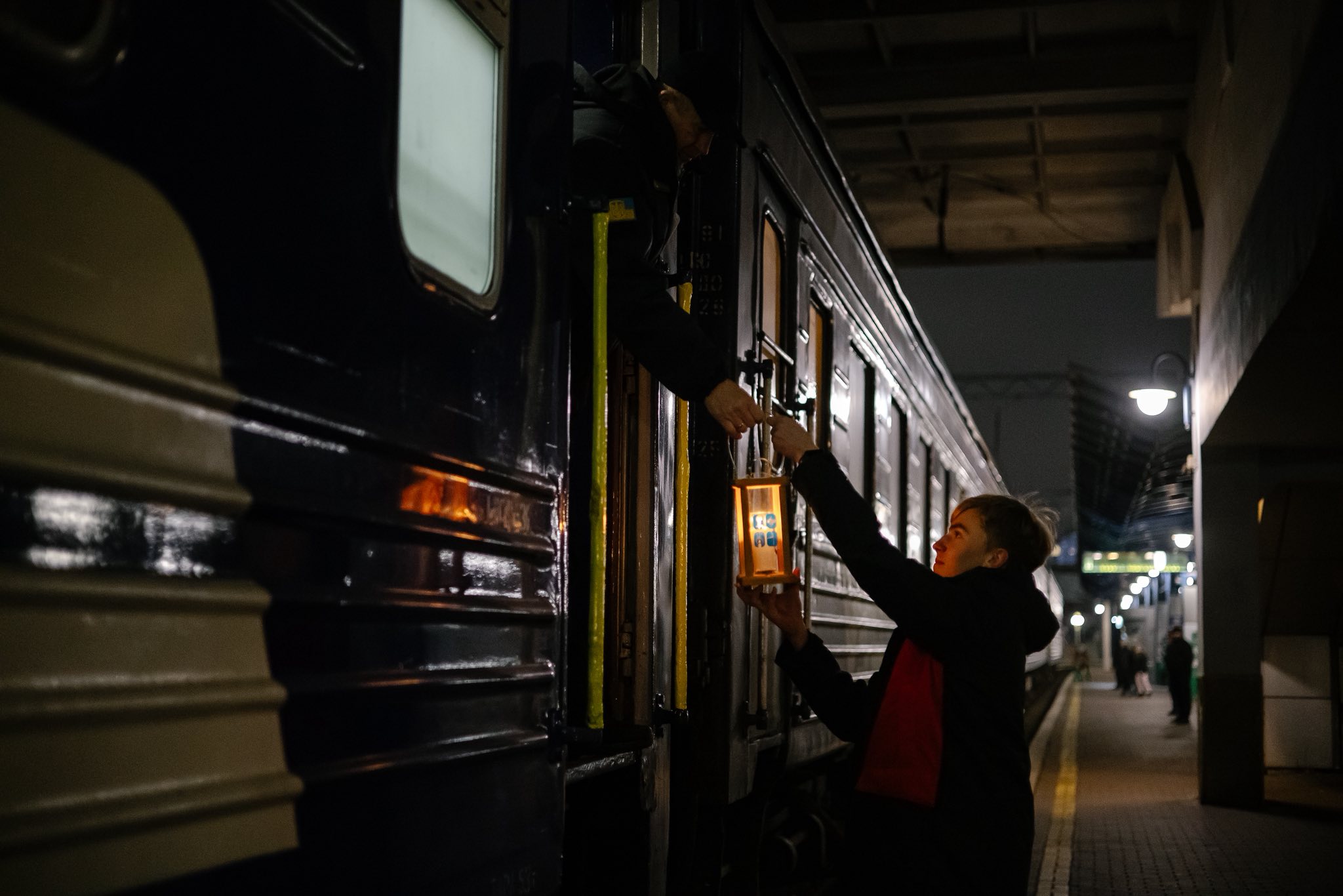 До Києва прибув вифлеємський вогонь миру (фото)