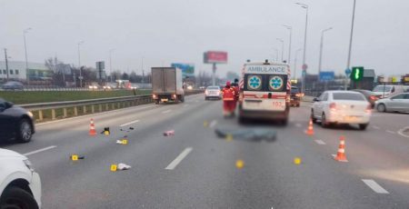 У столиці водій вантажівки Mercedes-Benz на смерть збив пенсіонерку на пішохідному переході (фото)