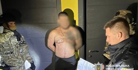 Правоохоронці повідомили про підозри двом десяткам учасників банди, яка погрозами змушувала пенсіонерів купувати БАДи