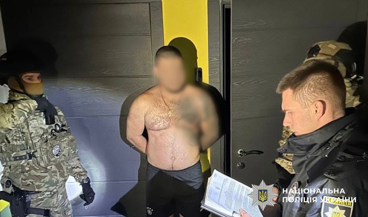 Правоохоронці повідомили про підозри двом десяткам учасників банди, яка погрозами змушувала пенсіонерів купувати БАДи