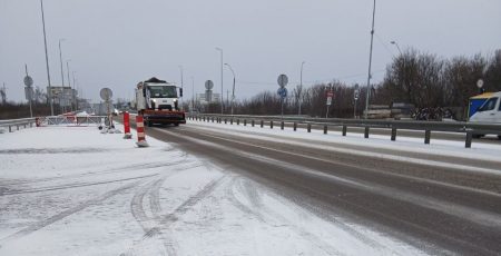 Дороги на Київщині обробляють протиожеледними сумішами та чистять від снігу 128 одиниці техніки