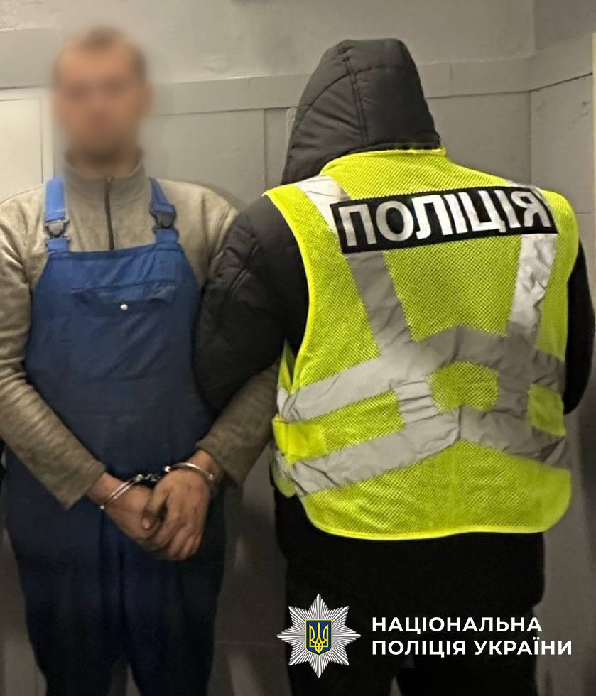 Поліцейські затримали молодика, який на завдання псевдоправоохоронця підпалив поштове відділення у Деснянському районі