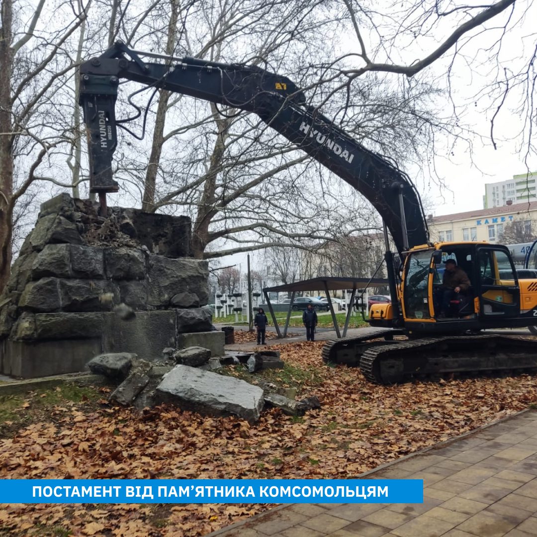 Столичні комунальники знесли постаменти під пам’ятники радянської епохи (фото)