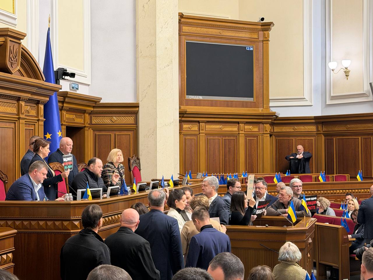 "Євросолідарність" заблокувала трибуну ВР і вимагає відставки уряду, - Железняк