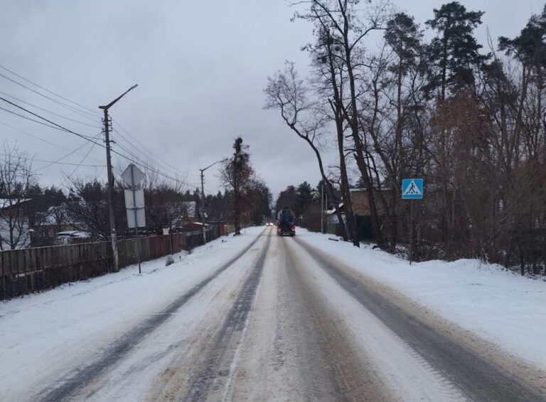 Дороги на Київщині обробляють протиожеледними сумішами та чистять від снігу 128 одиниці техніки