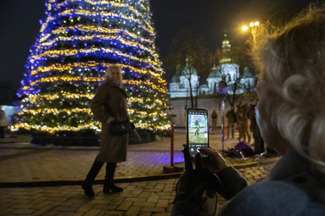 На головній ялинці країни напередодні Дня Святого Миколая засвітили вогні (фото)
