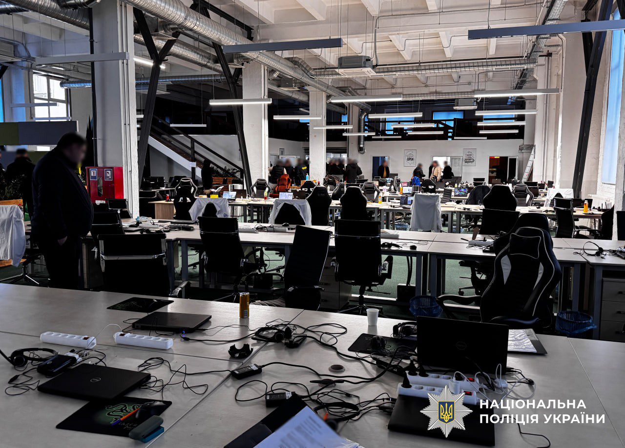 Нацполіція викрила транснаціональну мережу шахрайських call-центрів, яка ошукувала громадян ЄС (фото, відео)